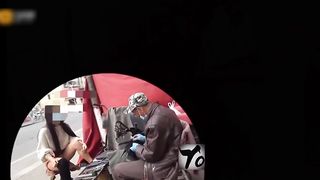 【69堂免费视频】【极限勾引】小姐姐闹市街区修鞋，唠嗑露出鲍鱼勾引修鞋大爷