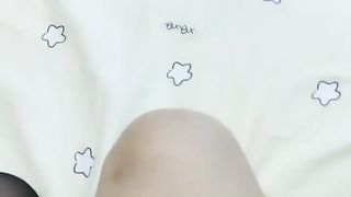 【69堂免费视频】粉色背心贫乳气质美女和炮友激情啪啪，大长腿脱下牛仔短裤摸逼