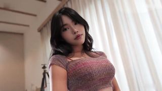 【69堂午夜视频】身材苗条穿着开裆牛仔裤的性感宝贝吃鸡被小哥操完小穴爆菊花大量潮喷淹没地板内射