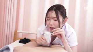 【69堂午夜视频】一名护士戏弄并折磨着住院病人禁欲的阴茎，她的右手不停地抚摸着他
