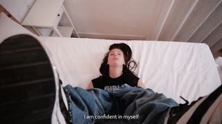 【69堂午夜视频】我在街上看到她，并提出要给她点钱，她欣然用骚穴报答我
